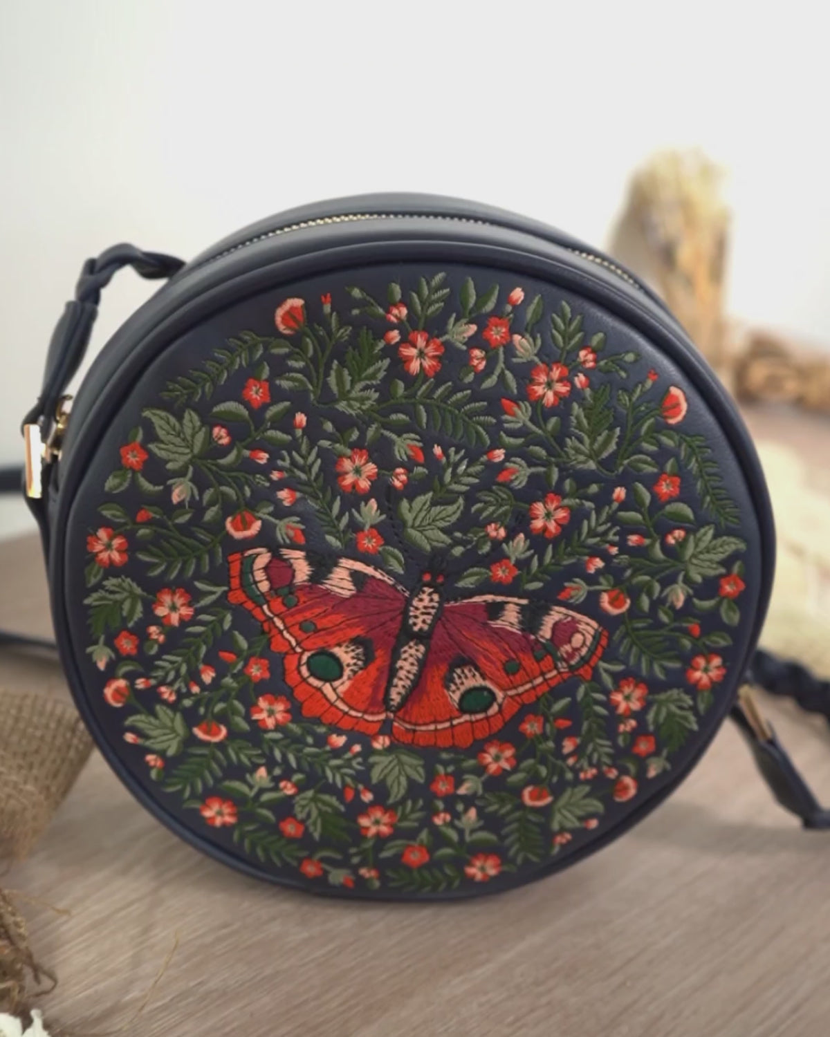 FABLE England Runde Tasche mit Schmetterlingsmotiv Chloe