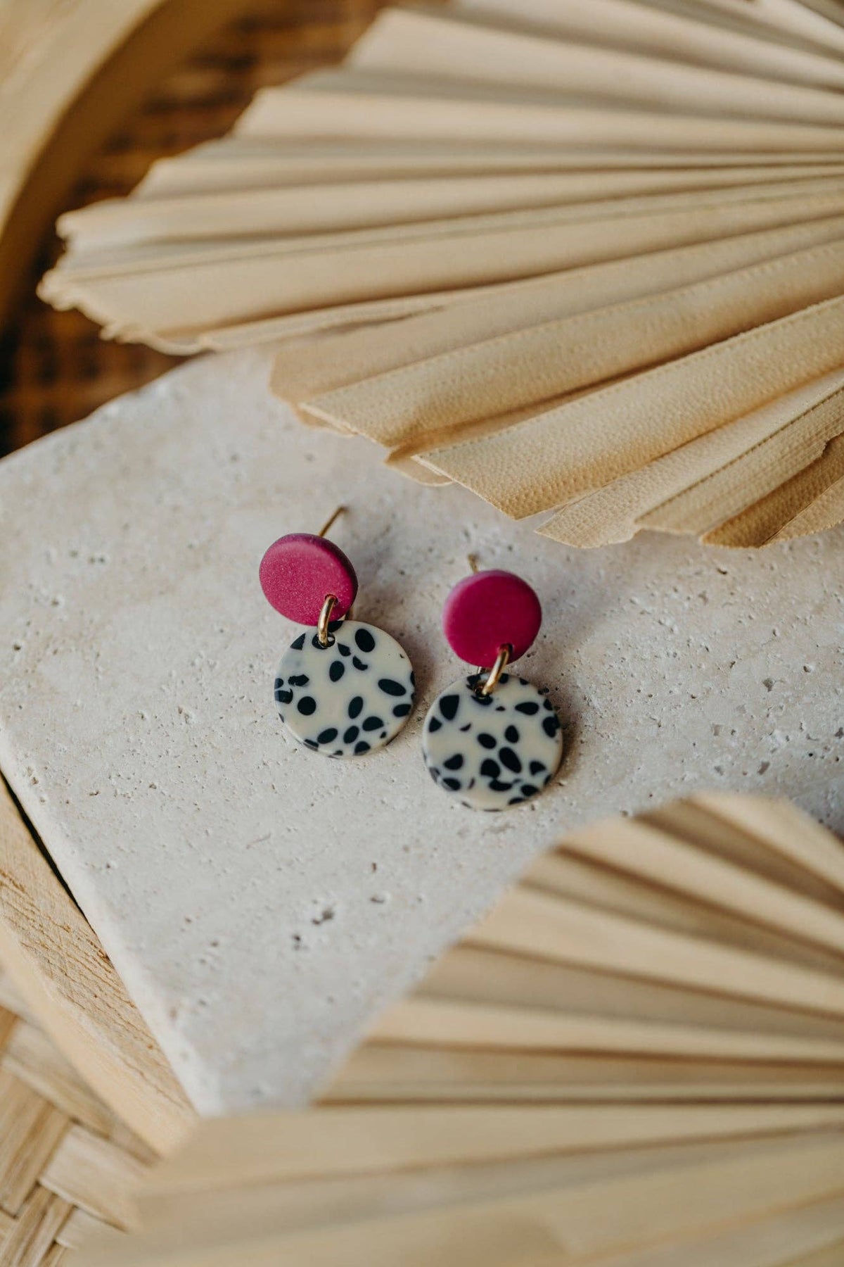 VEELA – runde Ohrringe in Himbeere & Schwarz-Weiß Muster