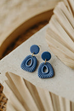 LULU -  kornblumenblaue gemusterte Polymer Ton Ohrringe