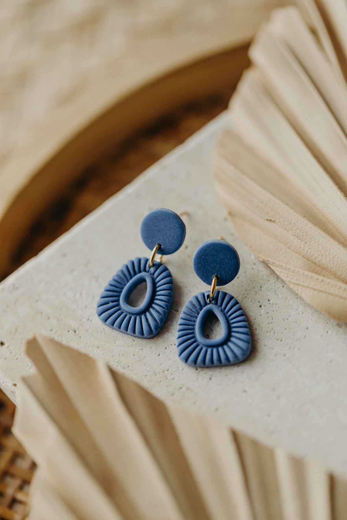 LULU -  kornblumenblaue gemusterte Polymer Ton Ohrringe