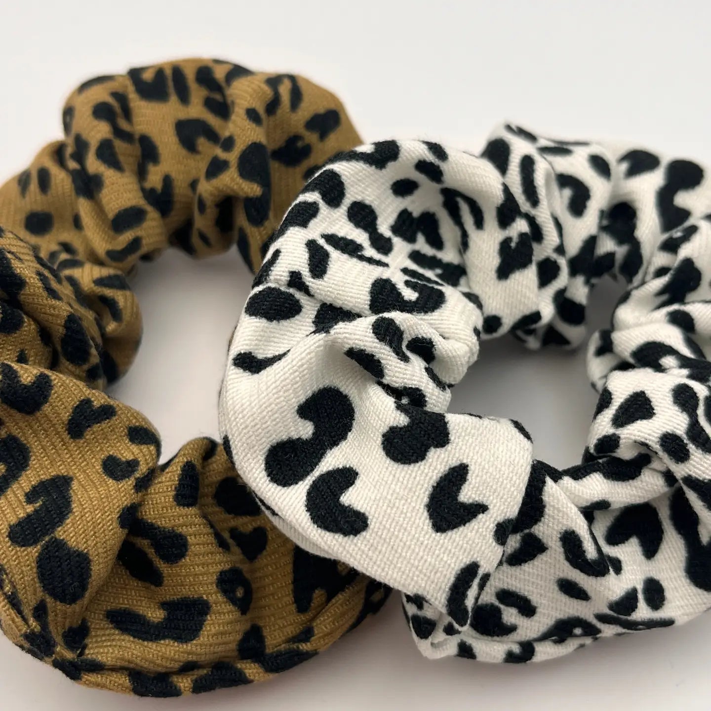 Handmade Scrunchie mit Leopardendruck weiß