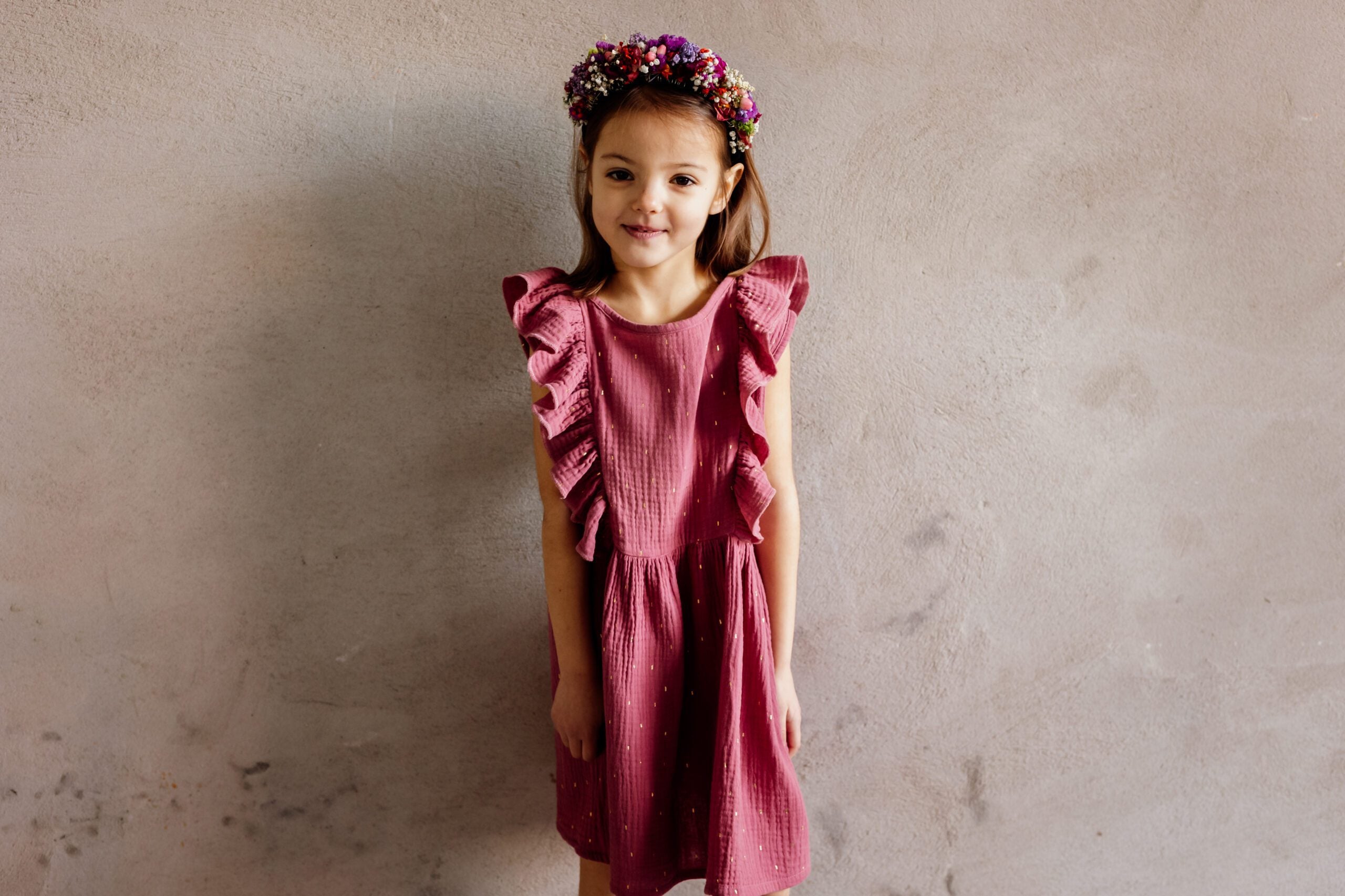 Musselinkleid mit Volant und kleiner Knopfleiste Farbe beere