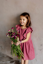 Musselinkleid mit Volant und kleiner Knopfleiste Farbe beere