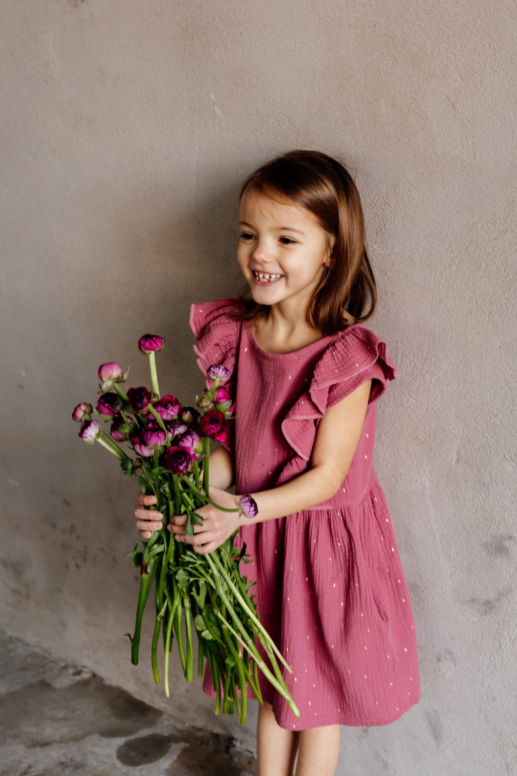 Musselinkleid mit Volant und kleiner Knopfleiste Farbe beere