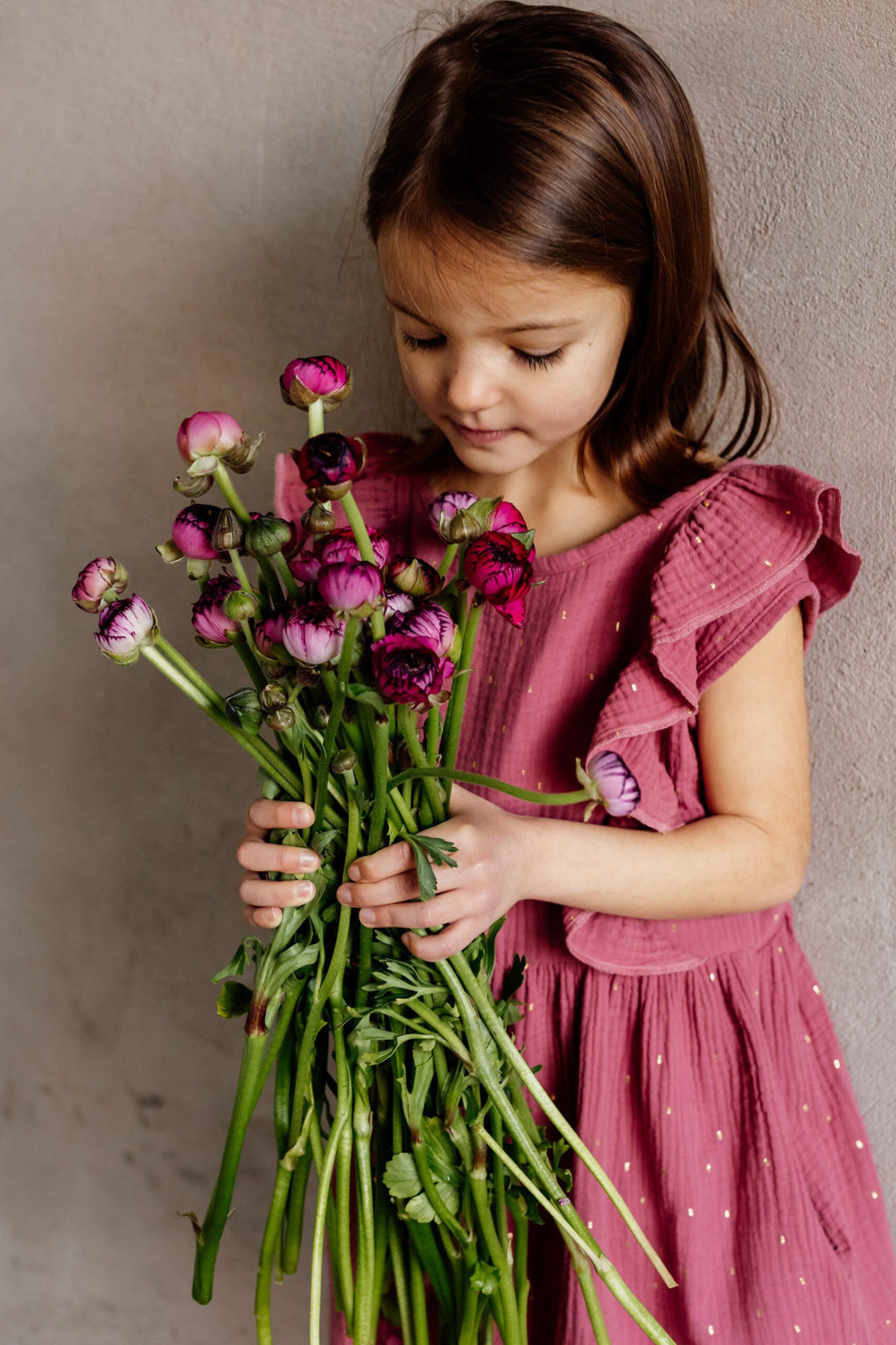 Musselinkleid mit Volant und kleiner Knopfleiste Farbe beere