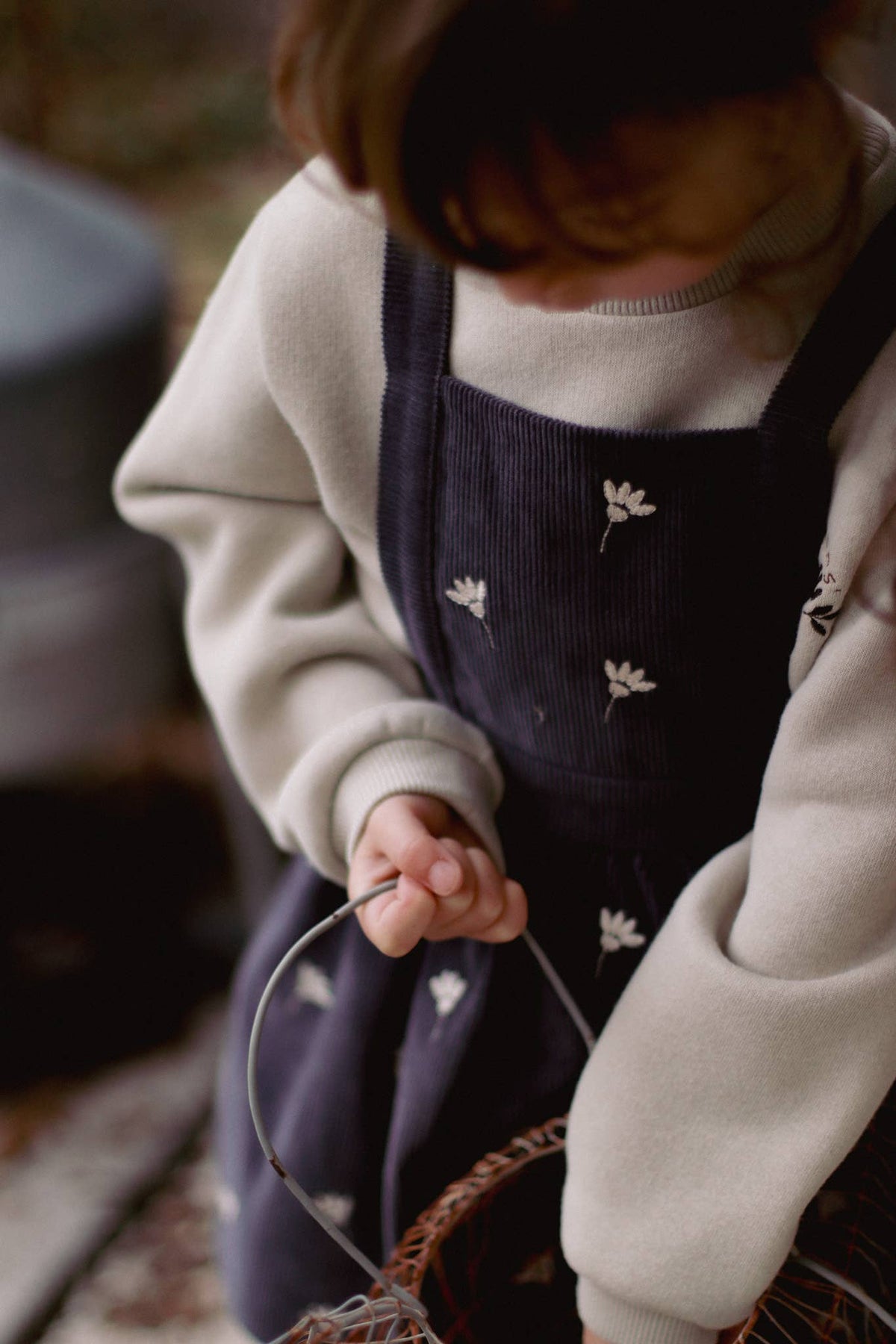 Eli und Nev - Baby Träger Cordkleid mit Blumenstickerei