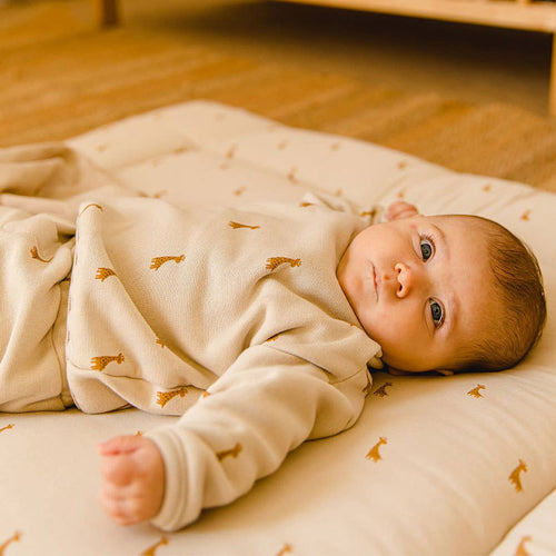 Baby Spielmatte / Krabbeldecke aus Biobaumwolle - Farbe beige mit Safarimotiv