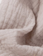 Diinglisar Babyhase mit Decke aus Musseline in hellgrau