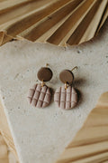 MAY – runde gemusterte Ohrringe in dunklem Khaki & Dove Waffelstruktur