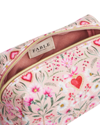 FABLE England Penelope Pinke Kosmetiktasche mit floralem Herzmotiv