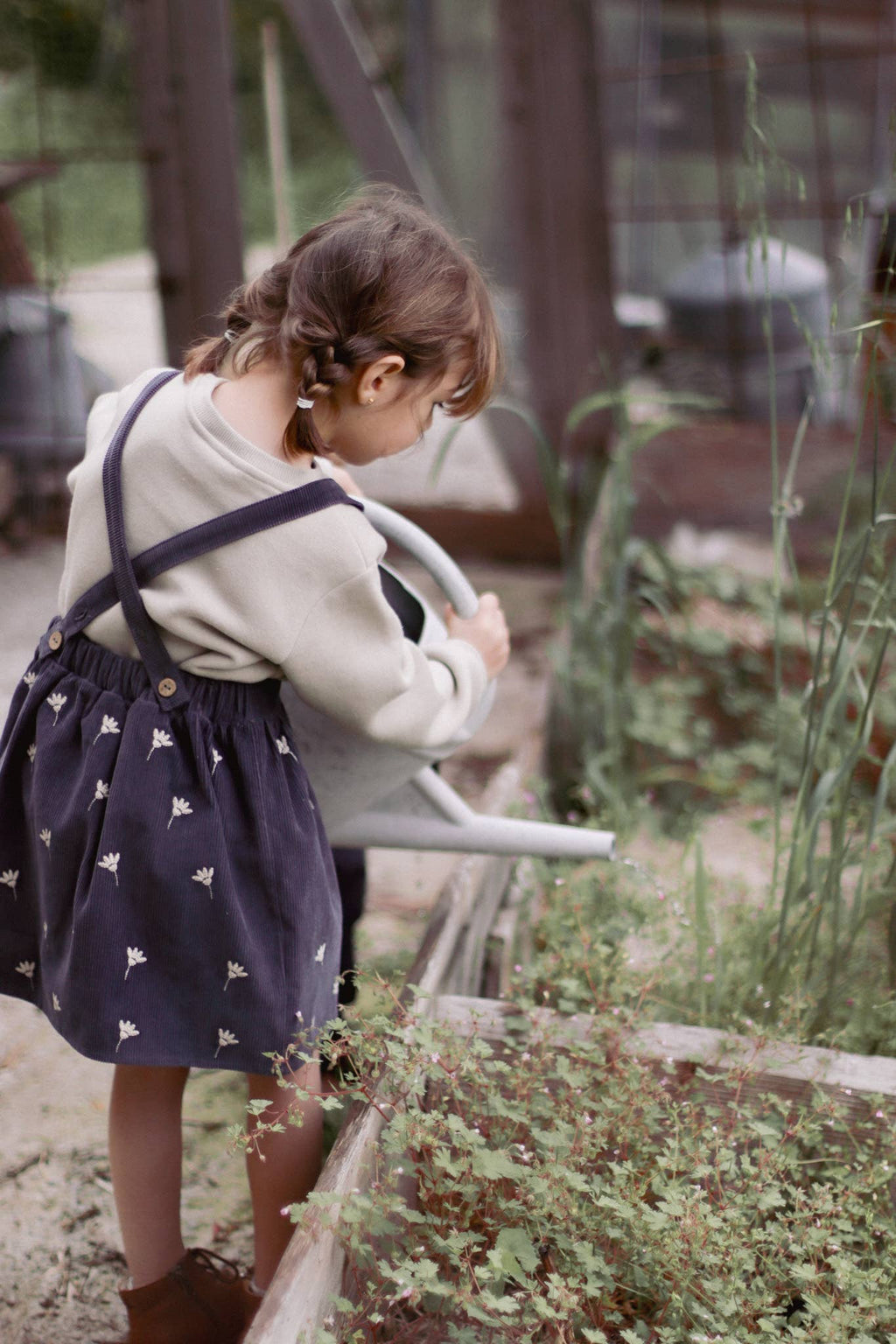Eli und Nev - Baby Träger Cordkleid mit Blumenstickerei