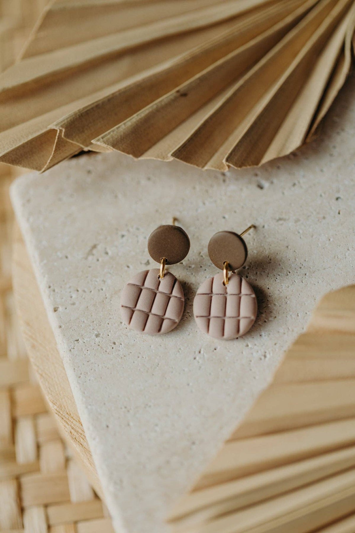MAY – runde gemusterte Ohrringe in dunklem Khaki & Dove Waffelstruktur