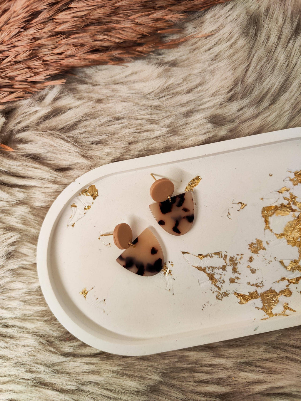 Leo Ohrringe Leomuster Creme Silberfarbiger Stecker - ein tolles Geschenk