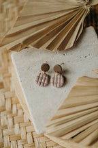 MAY – runde gemusterte Ohrringe in dunklem Khaki & Dove Waffelstruktur