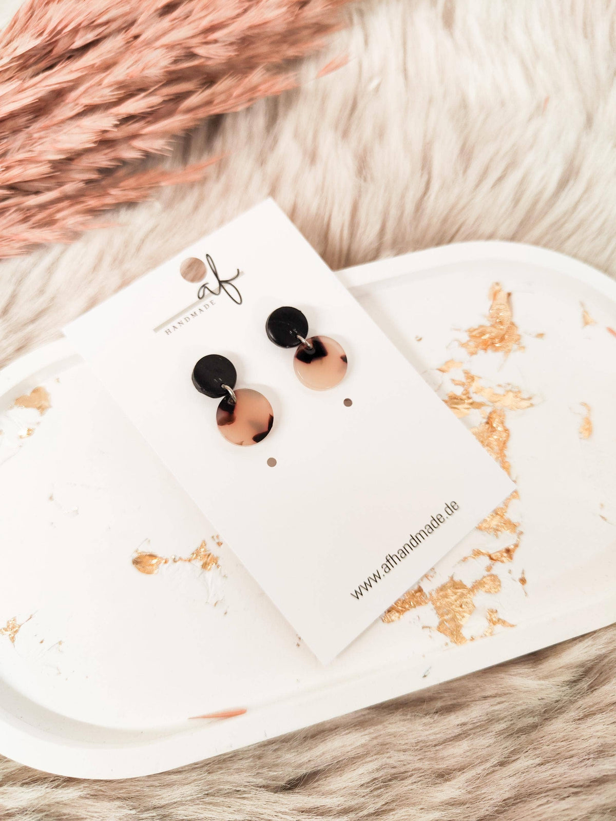 Handmade Ohrringe „Leo“ – Silberfarbiger Stecker