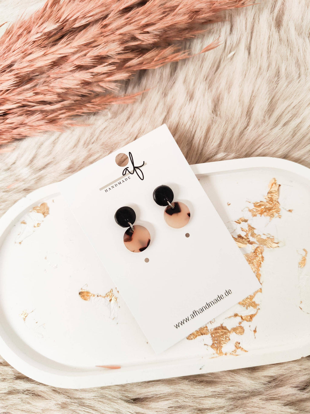 Handmade Ohrringe „Leo“ – Silberfarbiger Stecker