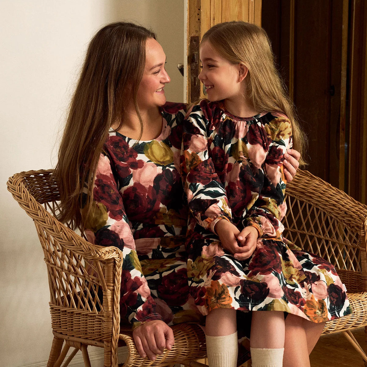 Ma-ia Family - Bloomy dress, dark red - geblümtes Mädchenkleid dunkelrot