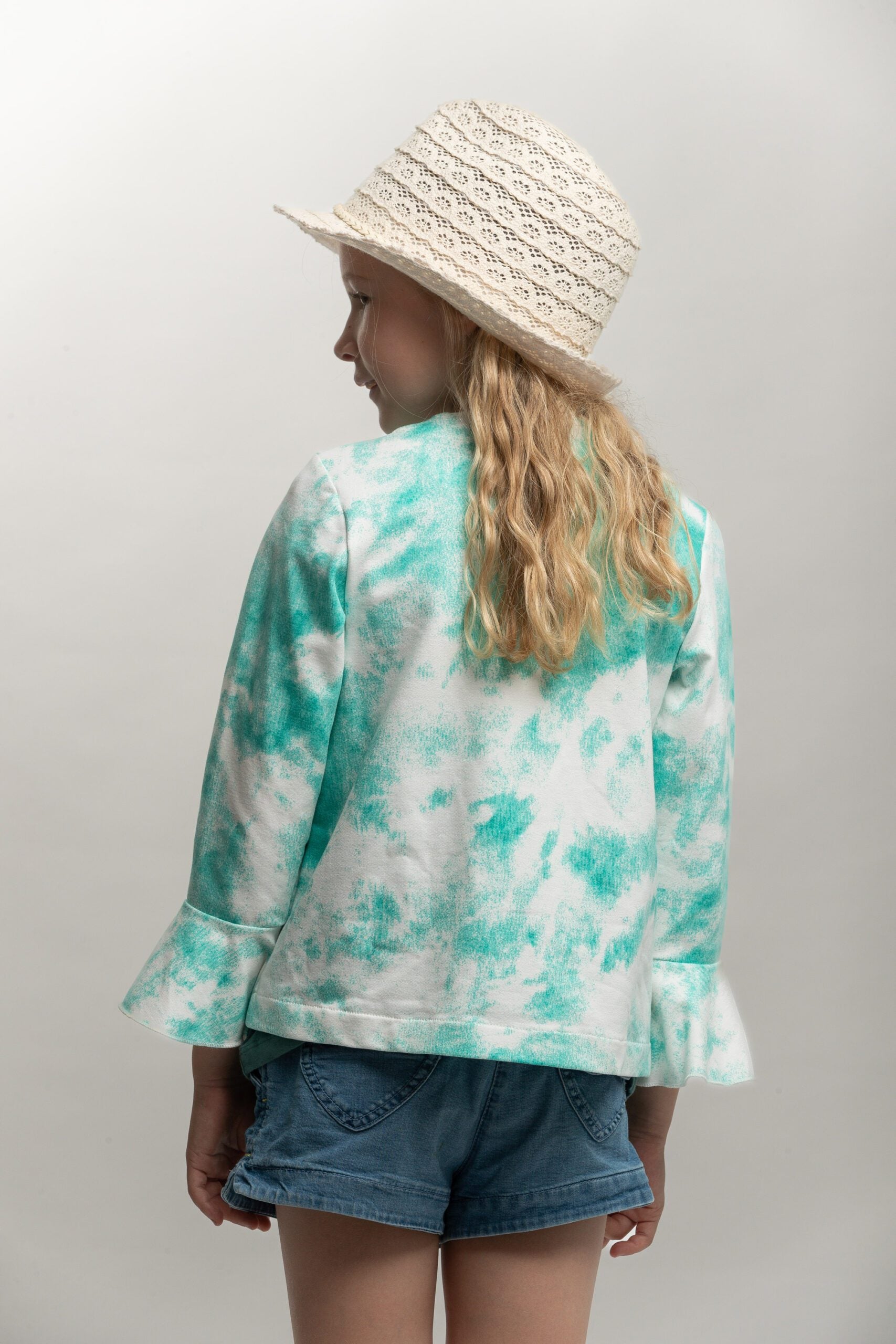 SOFIE & PAUL Jacke mit Batikeffekt aus Sommersweat mit Volantärmeln noch in Gr. 116/122 und Gr. 128/134 vorrätig - reduziert!