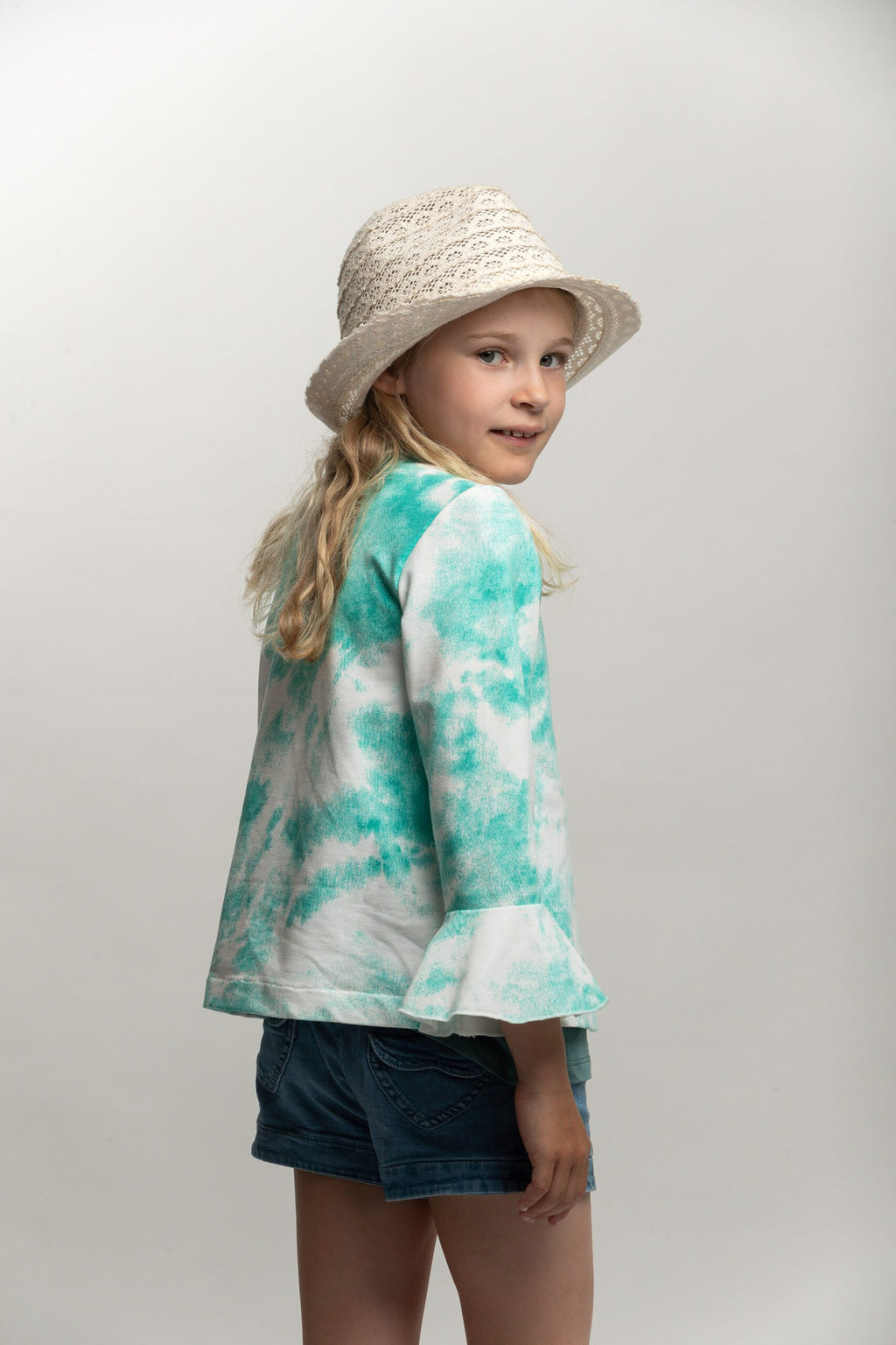 SOFIE & PAUL Jacke mit Batikeffekt aus Sommersweat mit Volantärmeln noch in Gr. 116/122 und Gr. 128/134 vorrätig - reduziert!