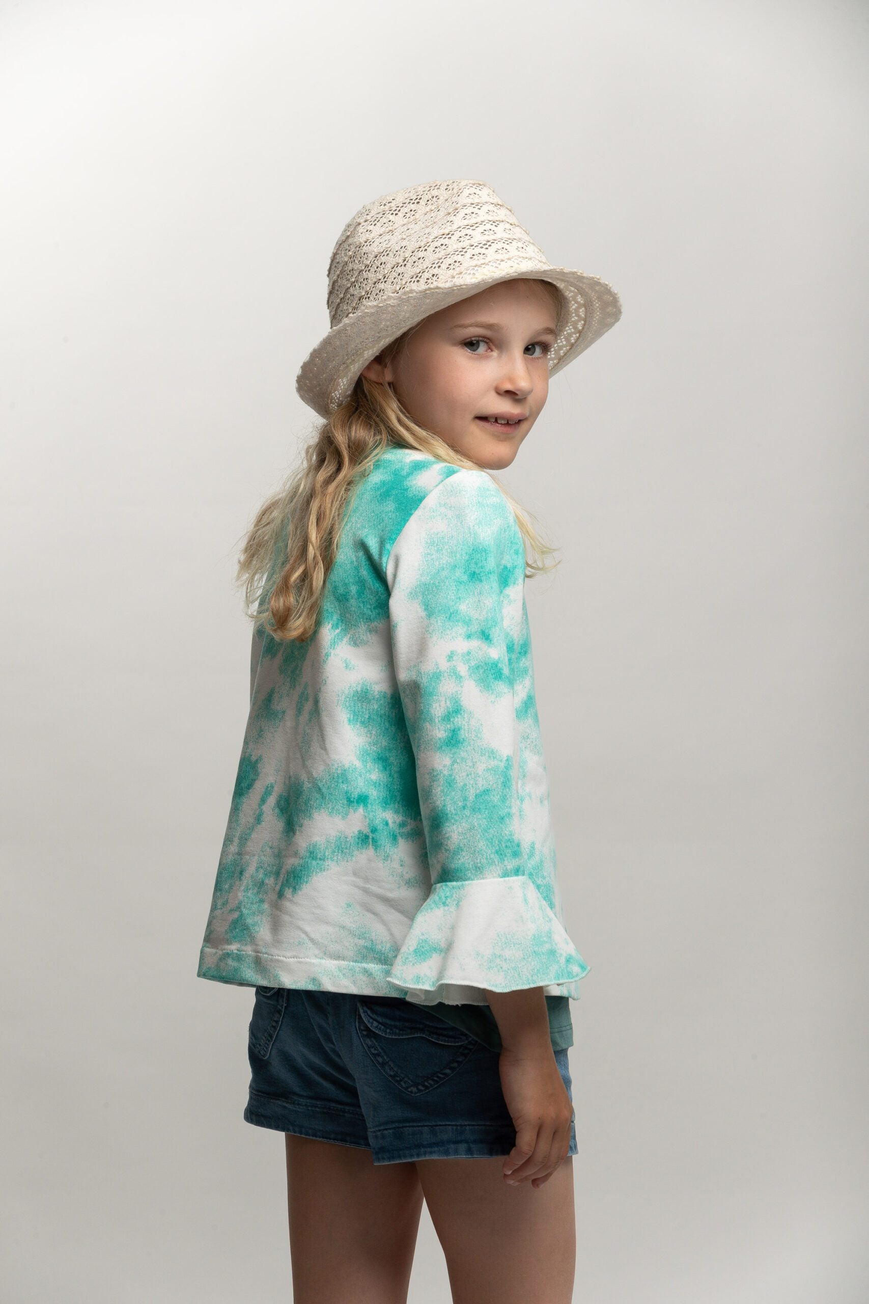 SOFIE & PAUL Jacke mit Batikeffekt aus Sommersweat mit Volantärmeln noch in Gr. 116/122 und Gr. 128/134 vorrätig - reduziert!