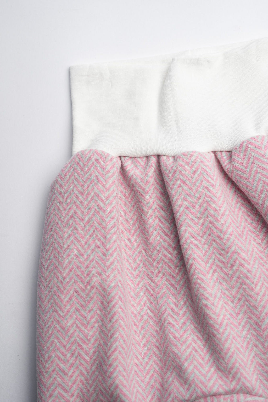 SOFIE & PAUL - Pumphose aus Baumwolljaquard rosa/hellgrau noch in Gr. 68/74 vorrätig