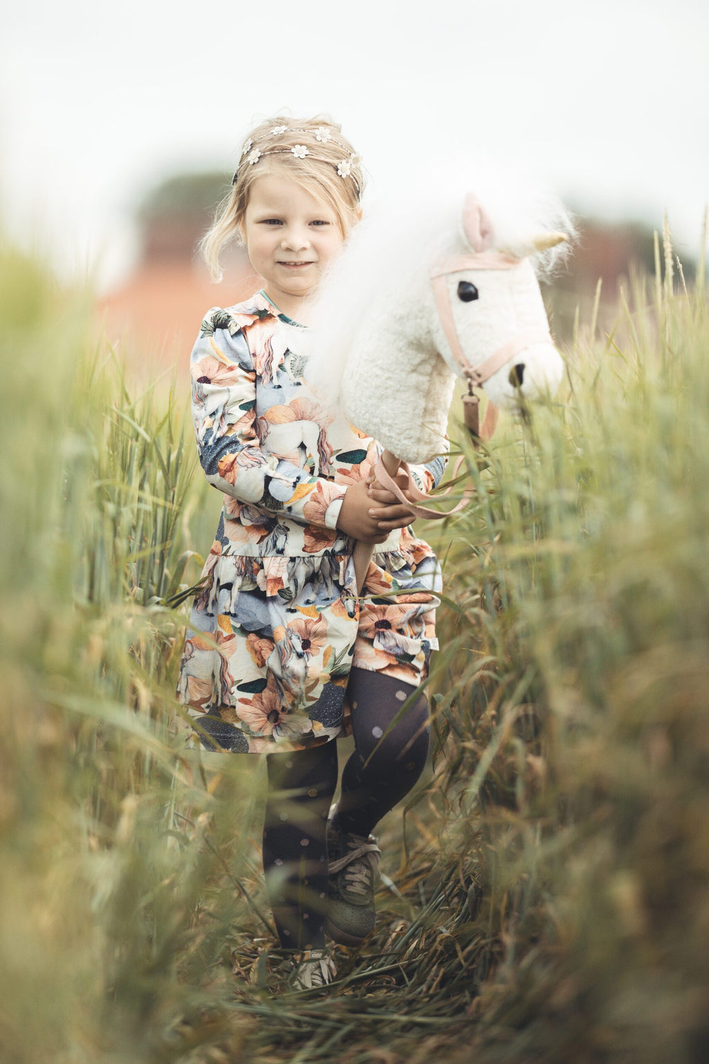 Steckenpferd "Steckeneinhorn" weiß mit Rosa Zaumzeug in hochwertiger Verarbeitung