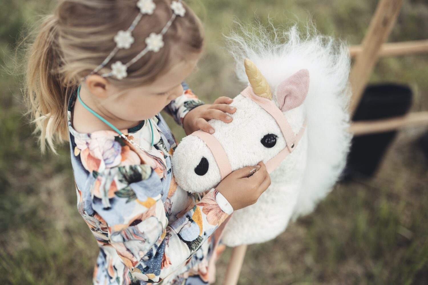Steckenpferd "Steckeneinhorn" weiß mit Rosa Zaumzeug in hochwertiger Verarbeitung