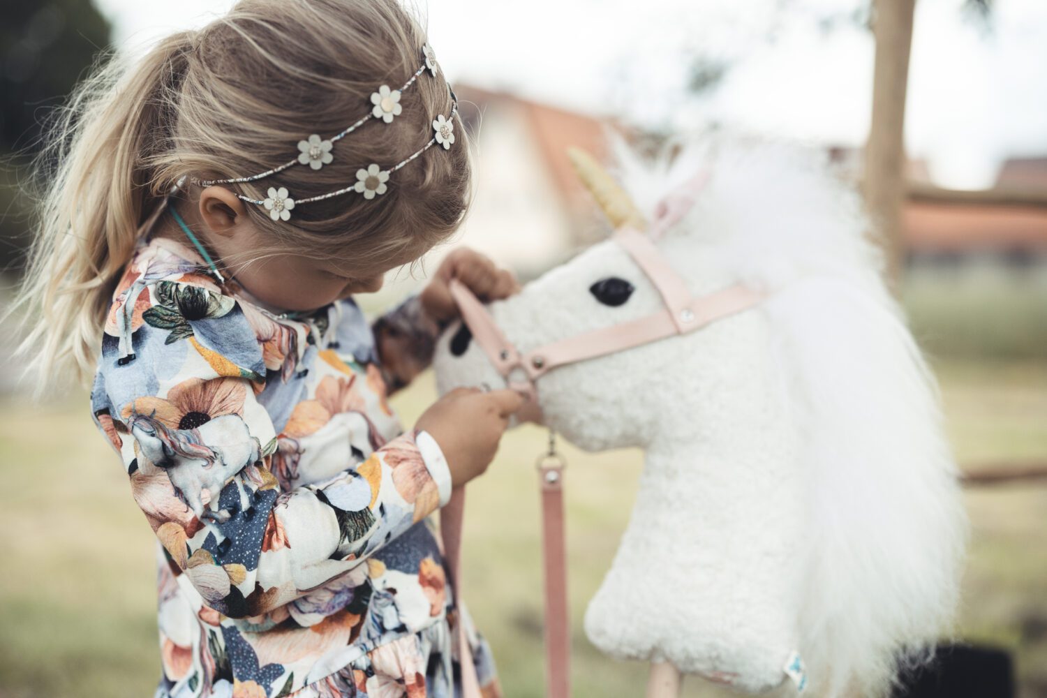 Steckenpferd "Steckeneinhorn" weiß mit Rosa Zaumzeug in hochwertiger Verarbeitung