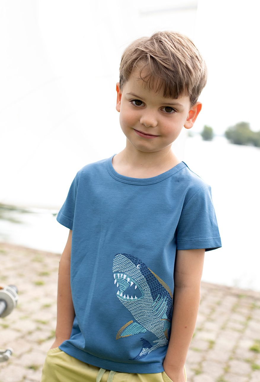 ENFANT TERRIBLE - Shirt mit Haistickerei in jeansblue -40% reduziert