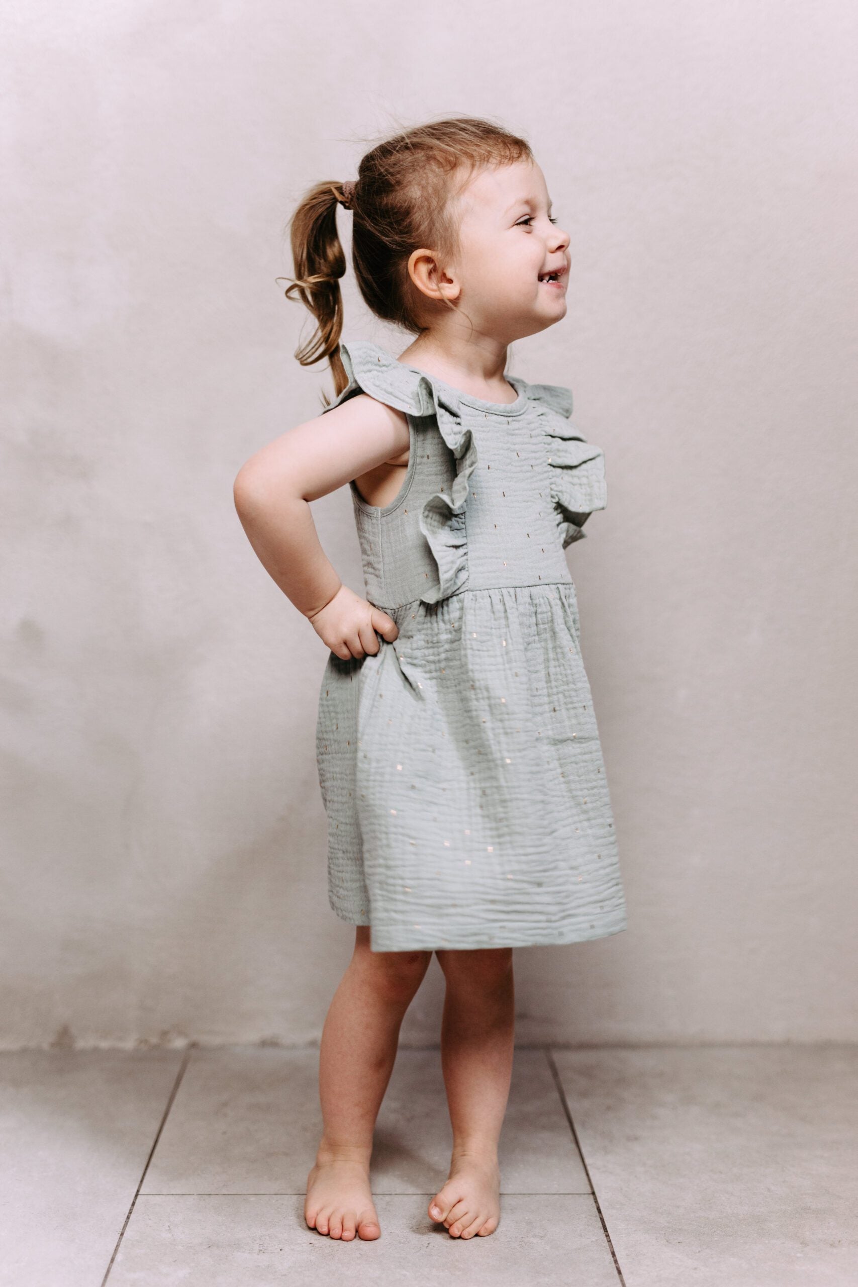 Musselinkleid mit Volant und kleiner Knopfleiste Farbe salbei noch wenige Größen verfügbar !