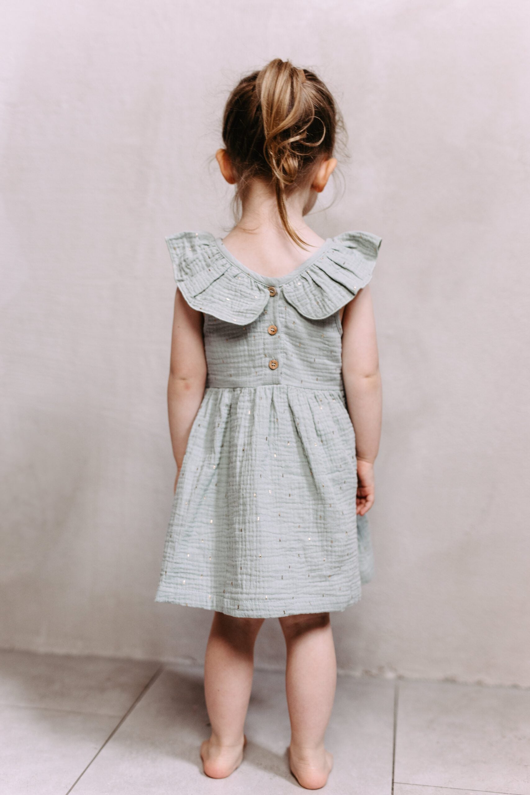 Musselinkleid mit Volant und kleiner Knopfleiste Farbe salbei noch wenige Größen verfügbar !