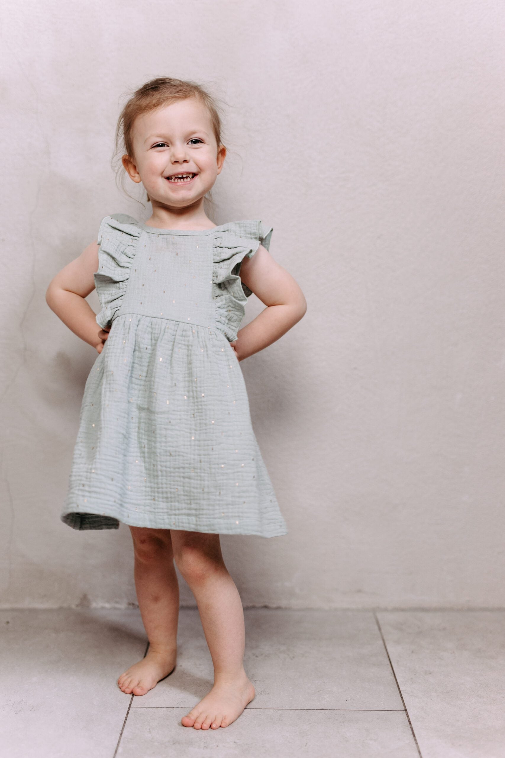 Musselinkleid mit Volant und kleiner Knopfleiste Farbe salbei noch wenige Größen verfügbar !