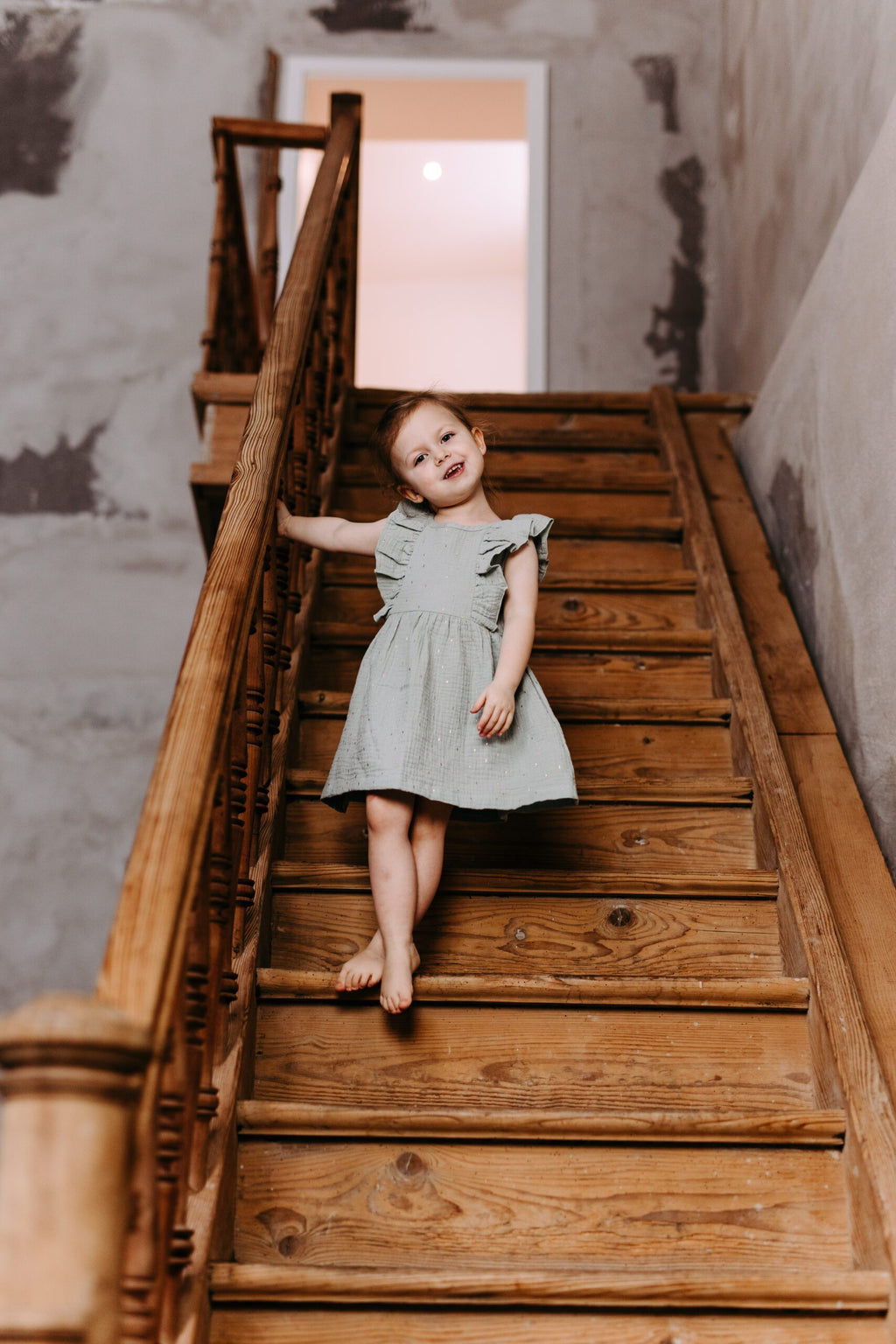 Musselinkleid mit Volant und kleiner Knopfleiste Farbe salbei noch wenige Größen verfügbar !