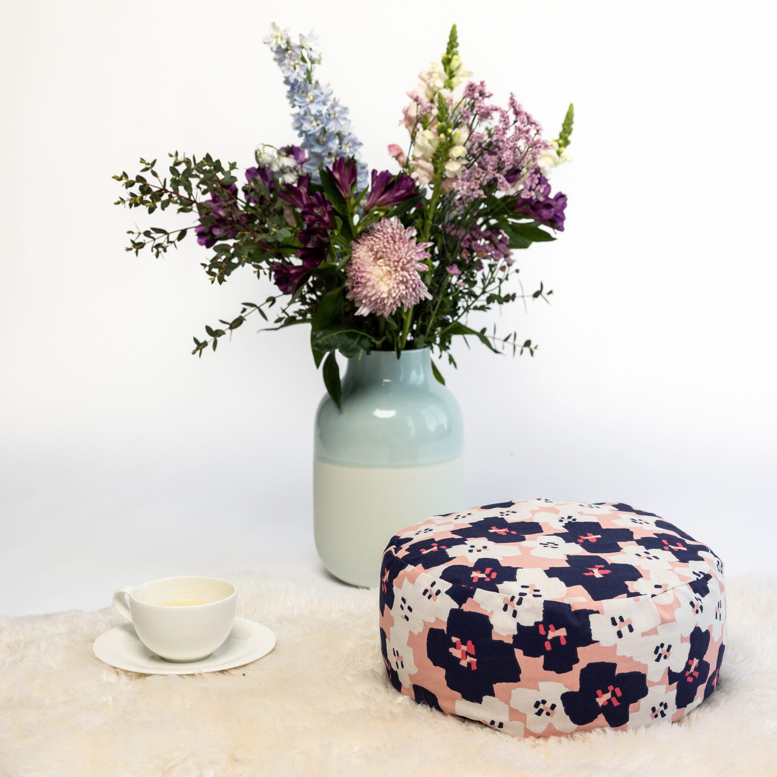 SOFIE & PAUL- Bodensitzkissen Yogakissen "Abstract Flower" rose/dark blue