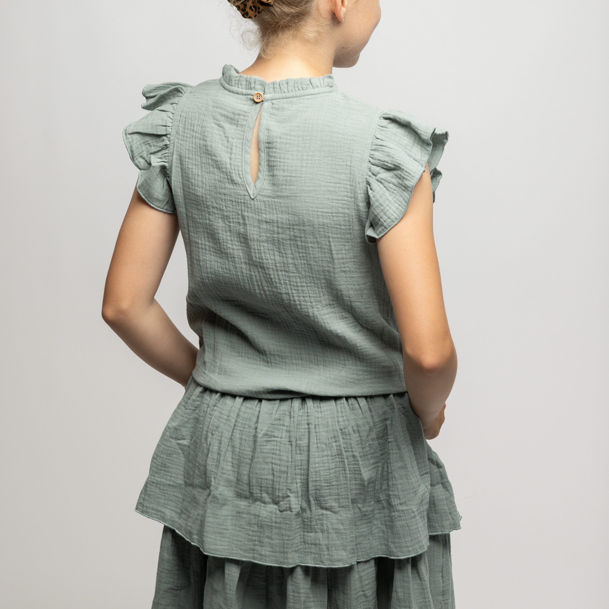 Zauberhaftes und hochwertiges Musselinkleid mit Rüschenkragen und stufigem Rockteil