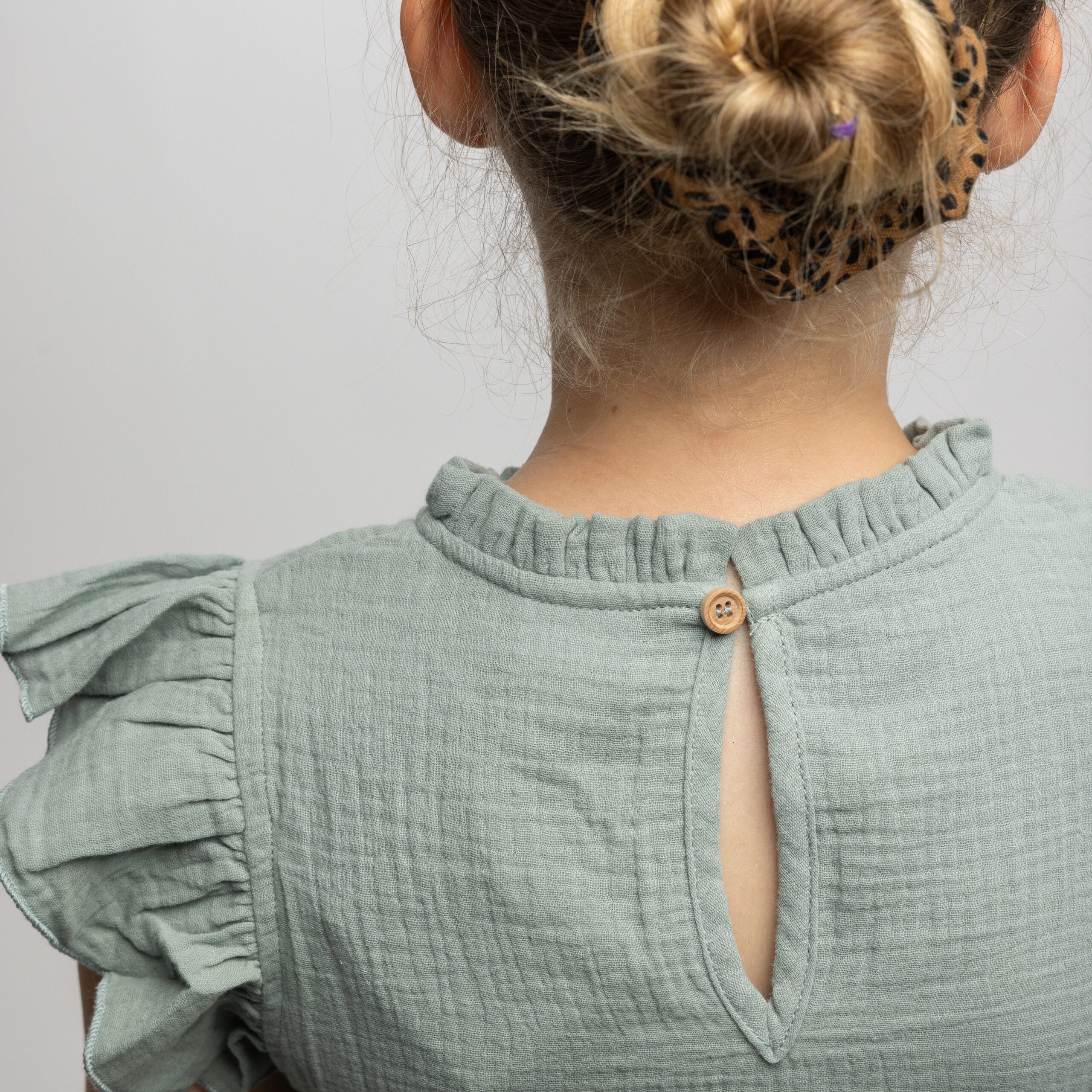 Zauberhaftes und hochwertiges Musselinkleid mit Rüschenkragen und stufigem Rockteil