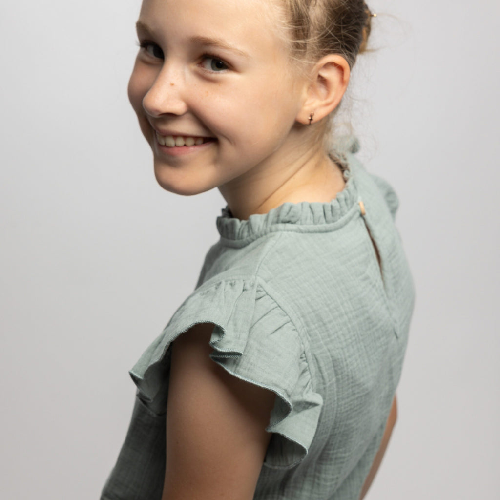 Zauberhaftes und hochwertiges Musselinkleid mit Rüschenkragen und stufigem Rockteil