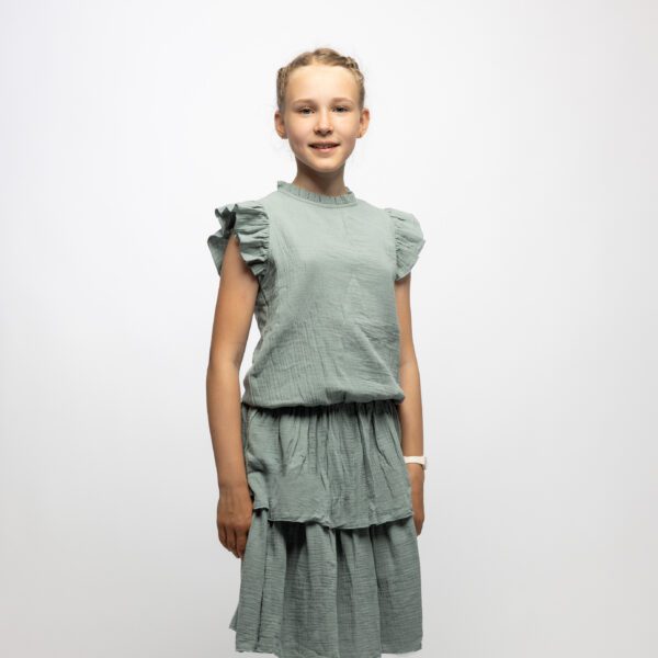 Zauberhaftes und hochwertiges Musselinkleid mit Rüschenkragen und stufigem Rockteil