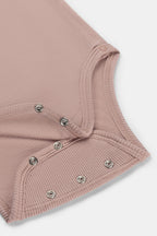 Gerippter Babybody aus 100% Biobaumwolle GOTS zertifiziert und größenverstellbar