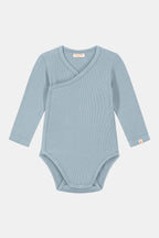 Gerippter Babybody aus 100% Biobaumwolle GOTS zertifiziert und größenverstellbar Farbe breeze noch in Gr. 62/68 vorrätig