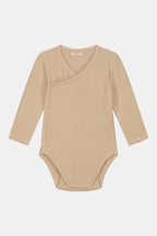 Gerippter Babybody aus 100% Biobaumwolle GOTS zertifiziert und größenverstellbar Farbe dune noch in Gr. 74/80 !