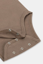 Gerippter Babybody aus 100% Biobaumwolle GOTS zertifiziert und größenverstellbar Farbe woodland noch in Gr. 50/56