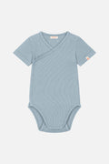 Wickelbody mit kurzen Ärmeln aus 100% Biobaumwolle GOTS zertifiziert und größenverstellbar Farbe breeze