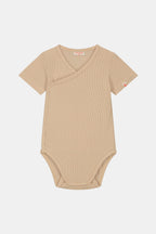 Wickelbody mit kurzen Ärmeln aus 100% Biobaumwolle GOTS zertifiziert und größenverstellbar Farbe dune