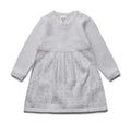 PURI ORGANIC Baby Strickkleid mit Ajour aus 80% Baumwolle und 20% Seide silbergrau noch in Gr. 86/92 vorrätig
