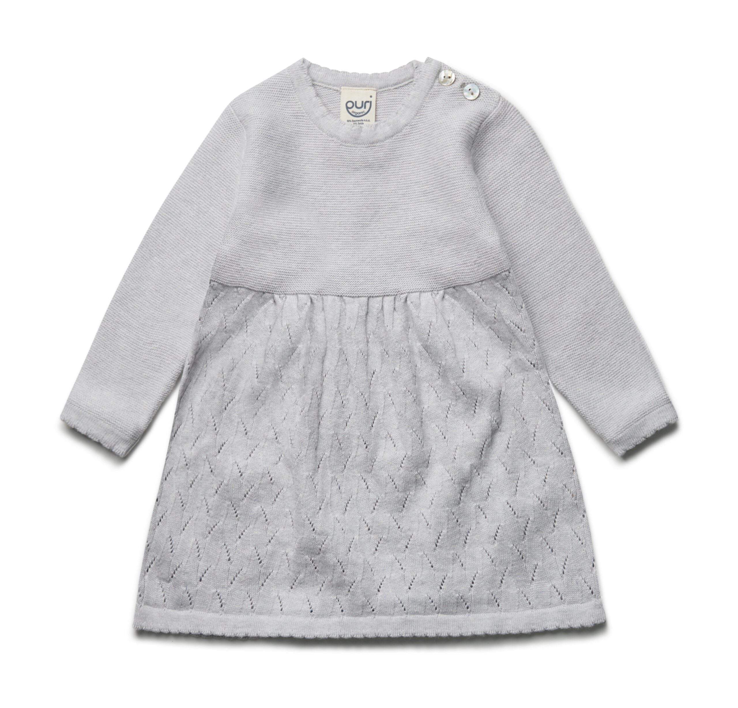 PURI ORGANIC Baby Strickkleid mit Ajour aus 80% Baumwolle und 20% Seide silbergrau noch in Gr. 86/92 vorrätig