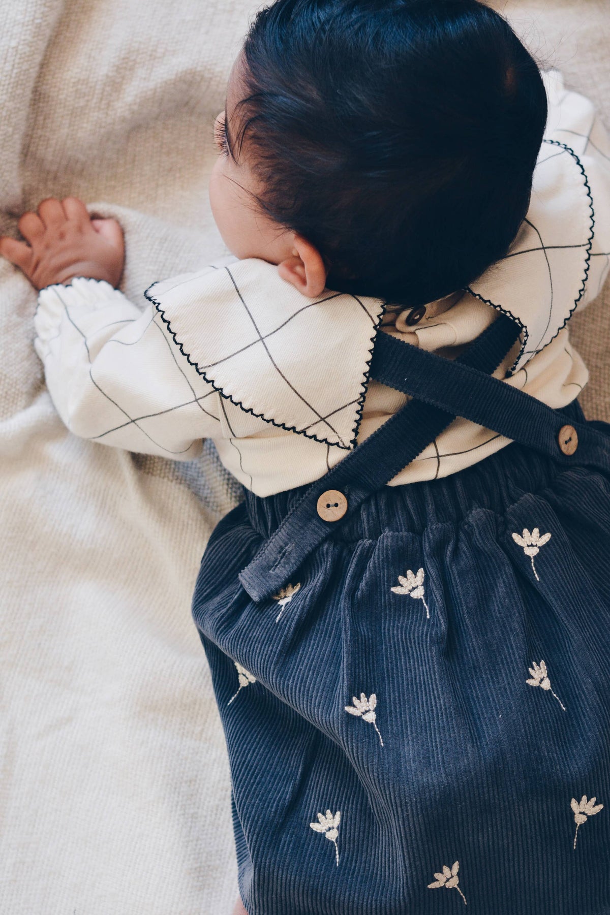 Eli und Nev - Baby Träger Cordkleid mit Blumenstickerei
