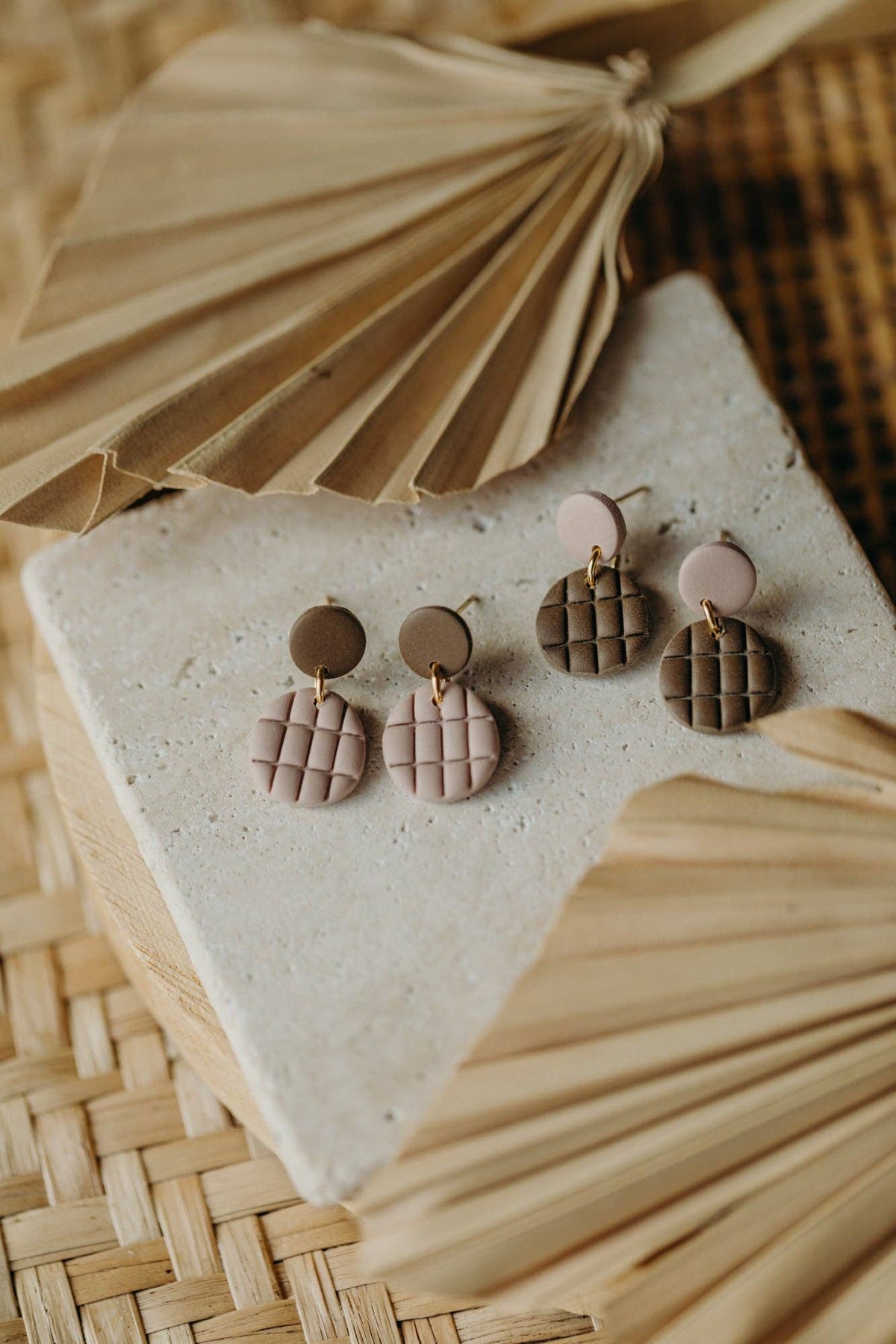 MAY – runde gemusterte Ohrringe in dunklem Khaki & Dove Waffelstruktur