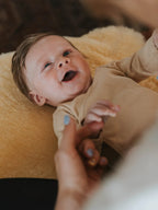 Gerippter Babybody aus 100% Biobaumwolle GOTS zertifiziert und größenverstellbar Farbe dune noch in Gr. 74/80 !