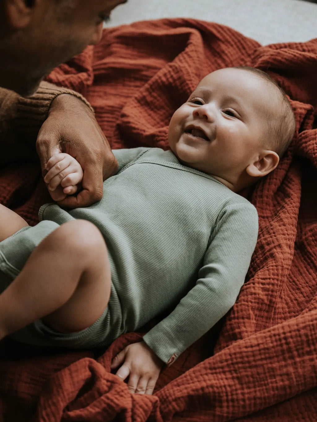 Gerippter Babybody aus 100% Biobaumwolle GOTS zertifiziert und größenverstellbar Farbe sage noch in Gr. 50/56 !